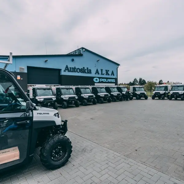 Stroje Polaris před provozovnou Autoskla ALKA