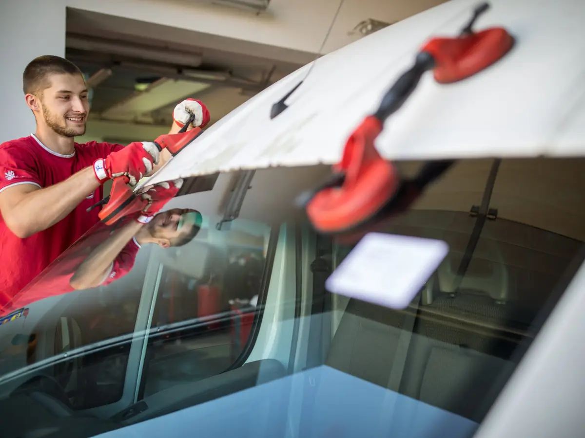 Montáž čelního skla v dílně Autoskla ALKA
