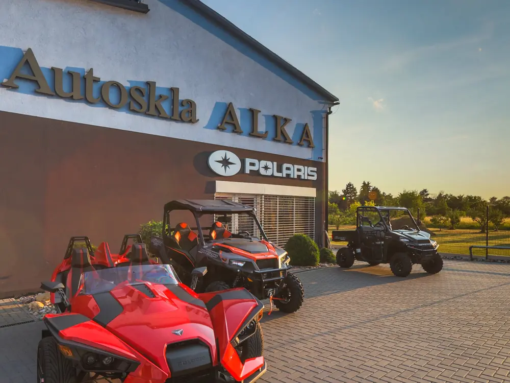 Stroje Polaris před provozovnou Autoskla ALKA